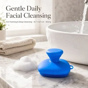 Cepillo limpiador facial de silicona — En uso